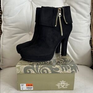 NIB “Limelight” blk suede platform ankle boots w/gold zipper trim